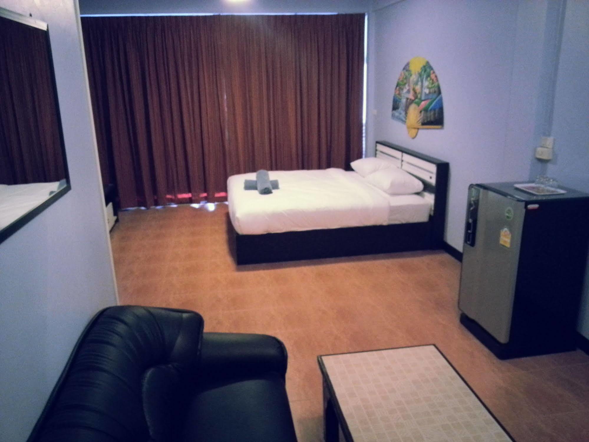 OYO 963 Sunshine Guesthouse Pattaya Eksteriør billede