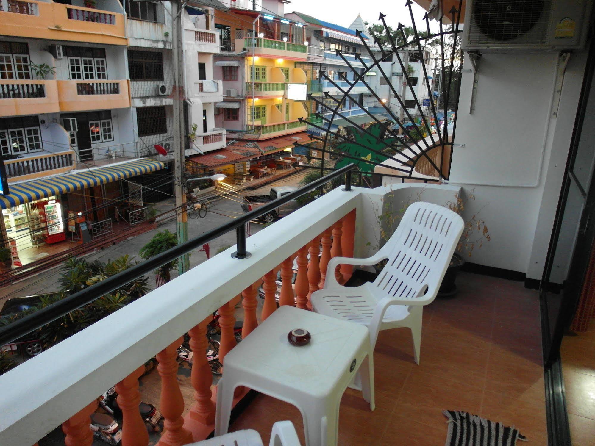 OYO 963 Sunshine Guesthouse Pattaya Eksteriør billede